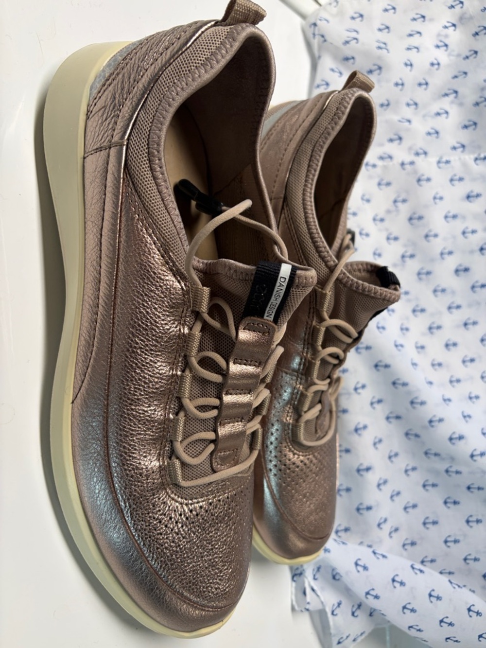 Ecco NWOT women sz 40 Shiny gold Sneakers - Picture 3 of 9